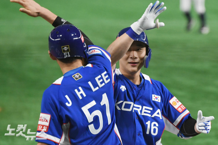 지난 2019 프리미어 12 결승전 대한민국과 일본의 경기에서 이정후와 김하성(오른쪽)이 환호하고 있다. 