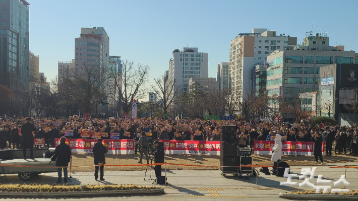 인천 중구 주민과 학부모단체, 교계 등 1천여명이 6일 인천시청에서 신천지 시설의 용도변경 취소와 지역 정치권의 동참을 촉구하는 집회를 열고 있다. 주영민 기자