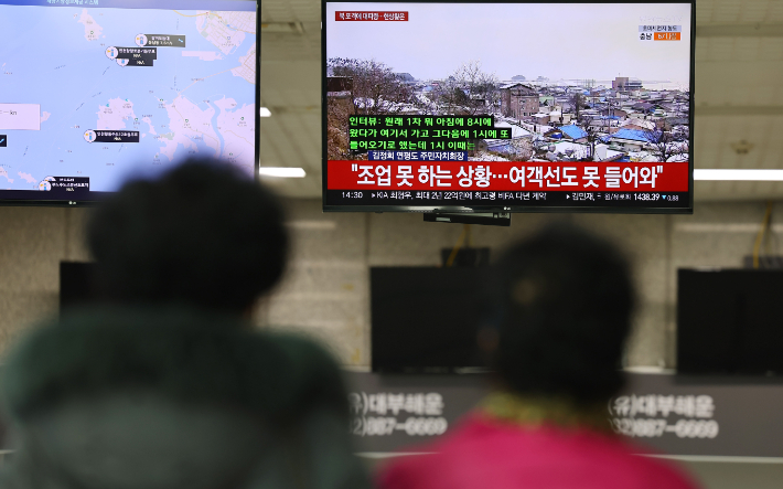 북한의 해안포 사격으로 서해 최북단 백령도와 연평도에 주민 대피령이 내려진 지난 5일 오후 인천 중구 인천항연안여객터미널에서 시민들이 관련 뉴스를 시청하고 있다. 연합뉴스