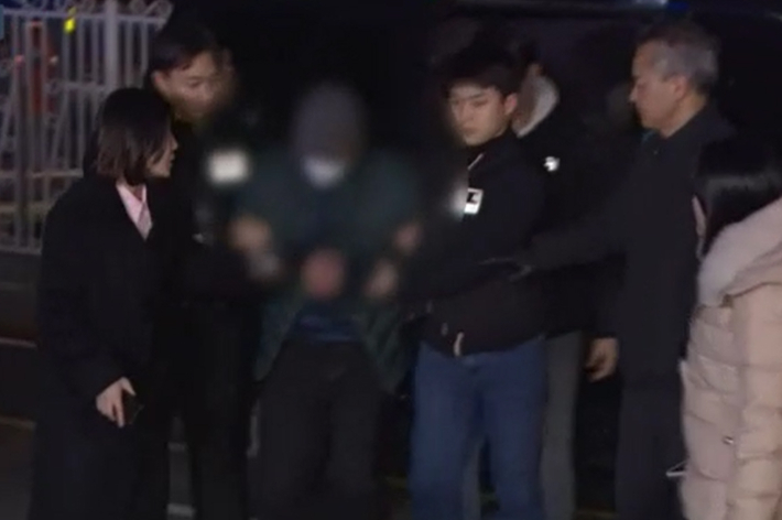 6일 새벽 경기도 고양시 일산 서부경찰서에서 다방 영업을 하던 여성 2명을 살해한 혐의를 받는 이모(57)씨가 검거돼 압송되고 있다. 연합뉴스