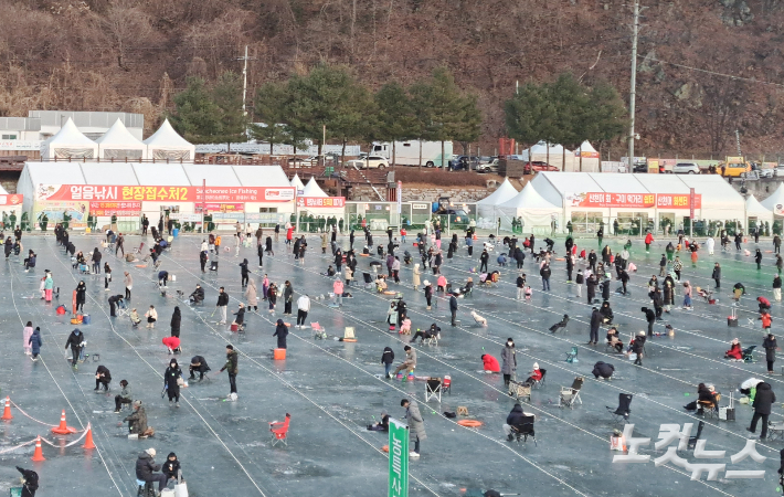 2024 얼음나라 화천산천어축제가 지난 6일 개막했다. (재)나라는 개막일인 6일 하루에만 10만1,000여명의 관광객이 축제장을 방문한 것으로 잠정 집계했다.  진유정 기자