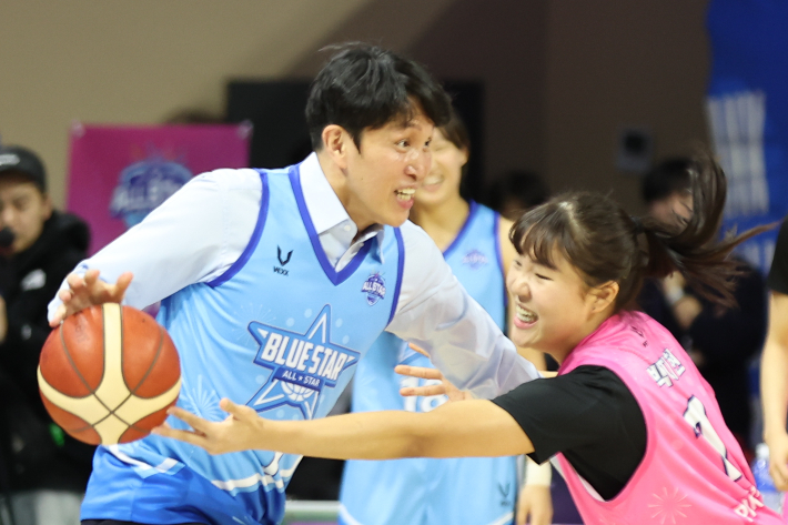 우리은행 박지현과 위성우 감독. WKBL 제공