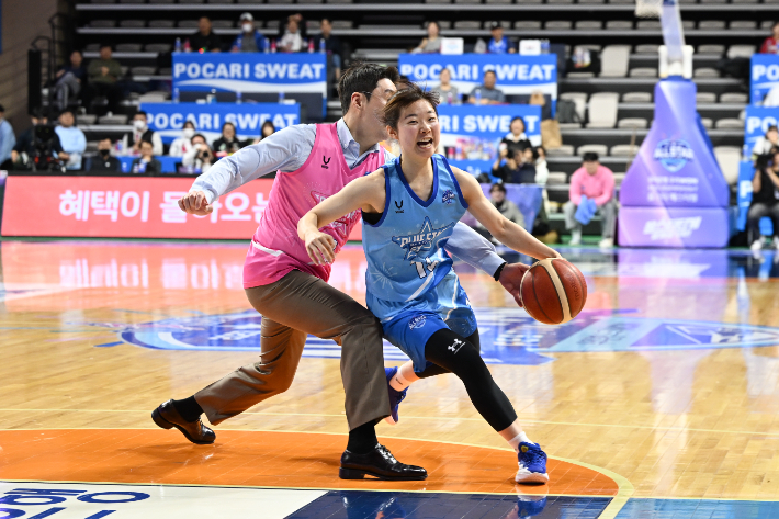 KB스타즈 허예은과 김완수 감독. WKBL 제공