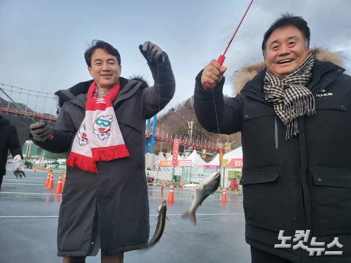  김진태 강원특별자치도 지사와 최문순 화천군수가 화천 산천어 축제 첫날인 6일 함께 산천어낚시를 즐겼다. 진유정 기자 