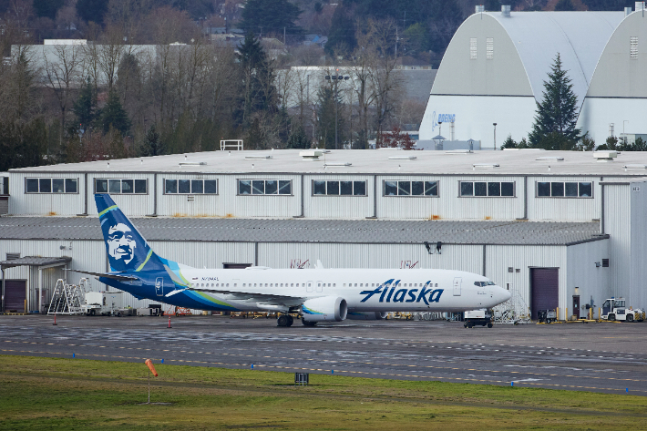 비행 도중 동체 일부에 생긴 구멍으로 비상 착륙한 보잉 737 맥스9 기종인 알래스카 항공 N704AL편이 지난 6일(현지시간) 미국 오리건주 포틀랜드 국제공항에 착륙한 모습. 연합뉴스