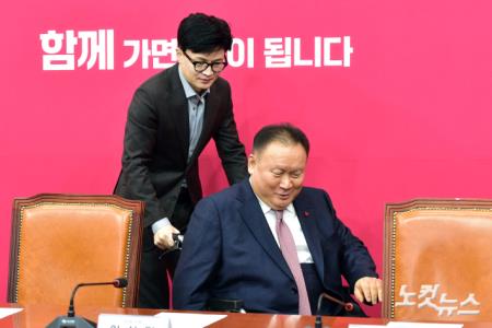 국민의힘 한동훈 비상대책위원장이 8일 서울 여의도 국회에서 열린 비상대책위원회의에 국민의힘으로 입당하는 이상민 의원의 휠체어를 밀고 참석하고 있다.