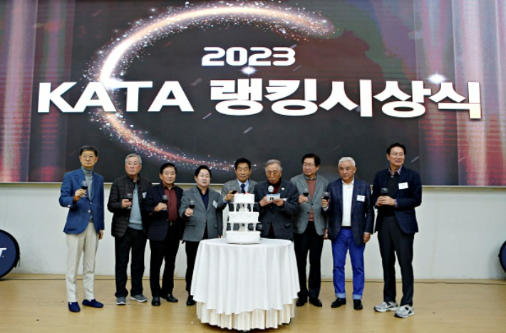 '2023 KATA)한국동호인테니스협회) 랭킹 시상식'에서 KATA 성기춘 회장(가운데) 등 명사들이 기념 촬영을 한 모습. 테니스코리아