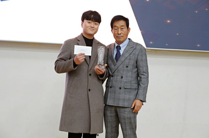 '2023 KATA)한국동호인테니스협회) 랭킹 시상식'에서 최우수 선수상을 받은 박상민 씨(왼쪽)와 성 회장. 테니스코리아