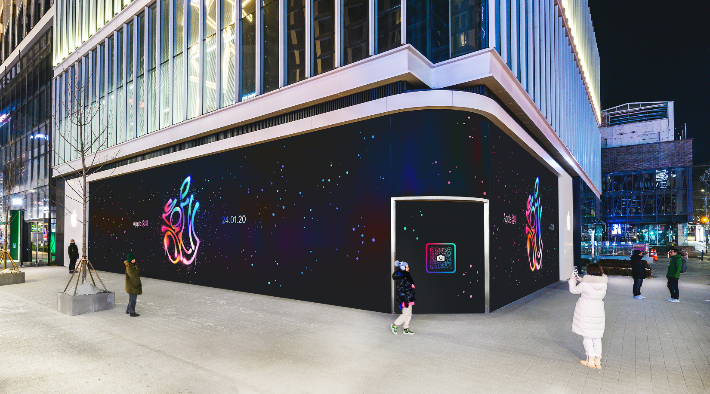 홍대거리 문화를 애플만의 방식으로 담아낸 로고 이미지가 장식된 애플 홍대 바리케이드. 애플코리아 제공