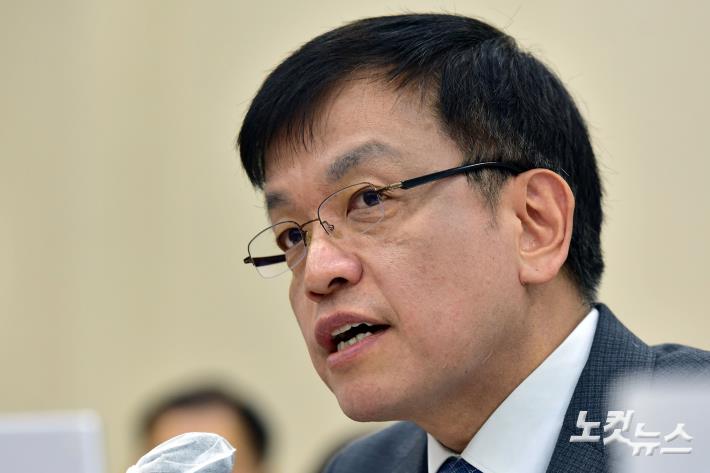 최상목 경제부총리 겸 기획재정부 장관이 8일 서울 여의도 국회에서 열린 기획재정위원회 전체회의에서 의원 질의에 답변을 하고 있다.