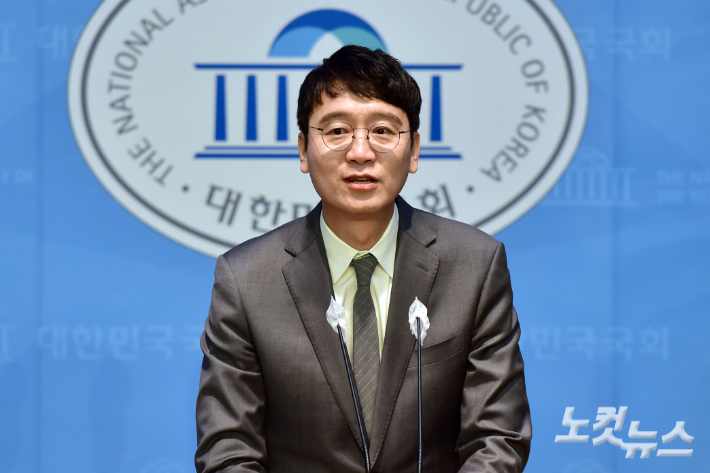 국민의힘 김웅 의원이 8일 서울 여의도 국회 소통관에서 제22대 총선 불출마를 선언하고 있다. 윤창원 기자