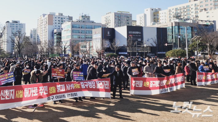 6일 인천시청 앞에서 신천지 시설 용도변경 허가 취소 촉구 집회가 열리고 있다.