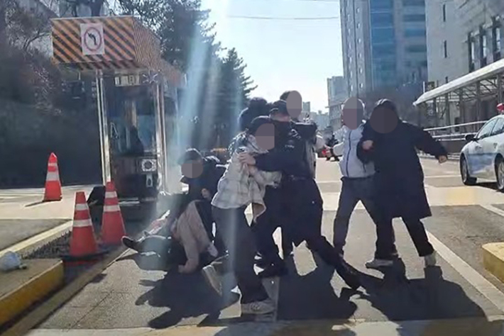 한국대학생진보연합(대진연) 회원들이 6일 서울 용산 대통령실 진입을 시도하다 경찰에 연행됐다. 연합뉴스