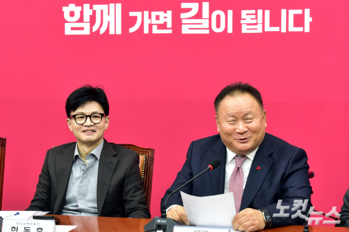 국민힘으로 입당하는 이상민 의원이 8일 서울 여의도 국회에서 열린 비상대책위원회의에 참석해 발언을 하고 있다. 윤창원 기자