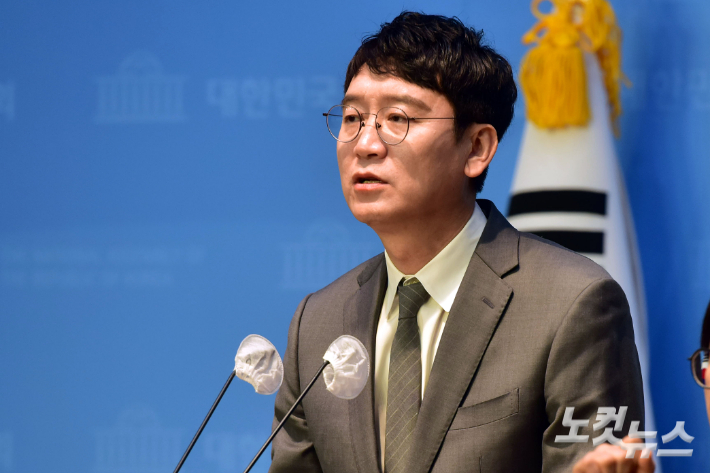 국민의힘 김웅 의원이 8일 서울 여의도 국회 소통관에서 제22대 총선 불출마를 선언하고 있다. 윤창원 기자