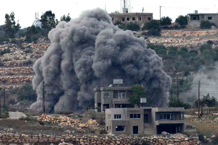 이스라엘군의 공습으로 레바논 남부 국경 마을 아이타 알-샤아브 외곽에서 연기가 치솟고 있다. 연합뉴스