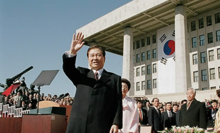 김대중 전 대통령이 1998년 2월 25일 국회에서 열린 제15대 대통령 취임식에서 손을 흔들고 있다. 연합뉴스 