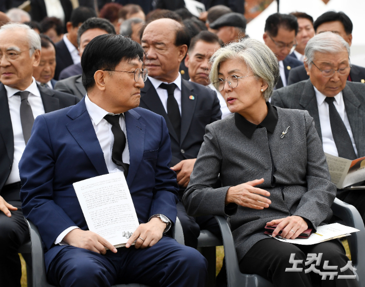 26일 오후 경기 파주 탄현면 동화경모공원 노태우 대통령 묘역에서 열린 '故노태우 전 대통령 2주기 추모식' 에 노영민 전 대통령실 비서실장과 강경화 전 외교부 장관이 참석해 있다. 파주=황진환 기자