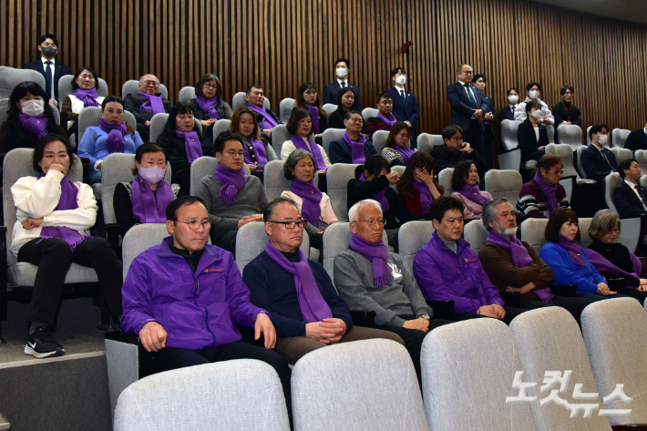 이태원 참사 유가족들이 9일 서울 여의도 국회에서 열린 제411회 국회(임시회) 제4차 본회의에서 10·29 이태원참사 피해자 권리보장과 진상규명 및 재발방지를 위한 특별법안에 대한 수정안 표결을 지켜보고 있다. 윤창원 기자