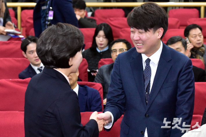 9일 서울 여의도 국회 의원회관에서 열린 양향자 한국의희망 대표 출판기념회에서 양 대표와 이준석 국민의힘 전 대표가 인사를 하고 있다. 윤창원 기자