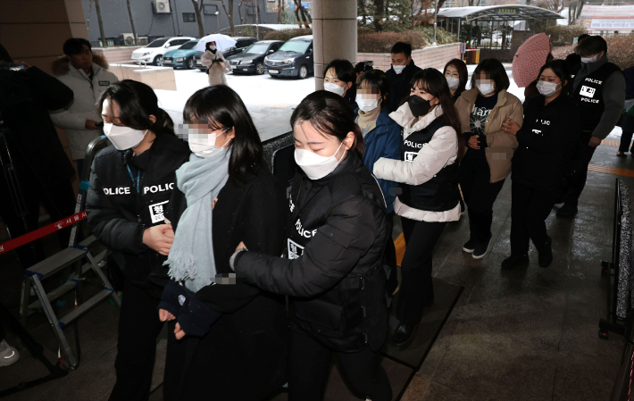 용산 대통령실 진입을 시도하다 붙잡힌 한국대학생진보연합(대진연) 회원들이 9일 오전 마포구 서울서부지방법원에서 열린 구속 전 피의자 심문(영장실질심사)에 출석하기 위해 법정으로 향하고 있다. 연합뉴스