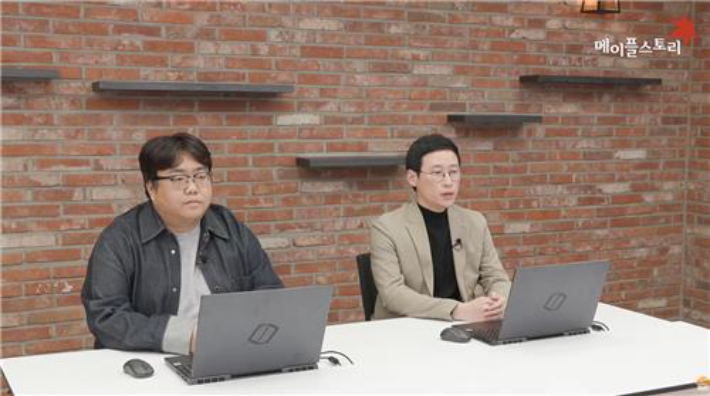 왼쪽부터 강원기 총괄 디렉터, 김창섭 디렉터. 연합뉴스