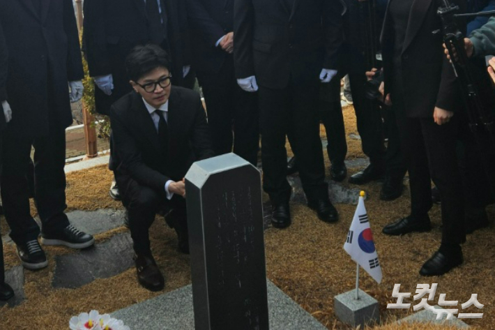 한동훈 국민의힘 비대위원장이 10일 경남 창원 3.15민주묘지에서 참배했다. 박희원 기자