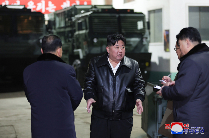  북한 김정은 국무위원장이 군수공장을 시찰하는 모습. 연합뉴스