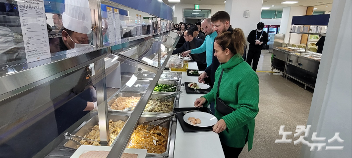 2024 강원 청소년동계올림픽 대회기간 선수단에 제공될 메뉴 시식회에서 음식을 접시에 담고 있는 IOC 관계자들. 전영래 기자 