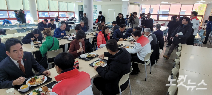 2024 강원 동계청소년올림픽대회 조직위원회는 10일 낮 12시 강릉 선수촌 선수 식당인 강릉원주대 율곡관 학생식당에서 대회기간 동안 선수단에 제공될 메뉴 시식회를 개최했다. 전영래 기자 