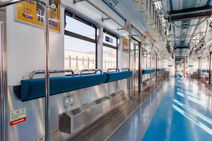서울교통공사는 지하철 혼잡도를 완화하기 위해 4호선 열차 1개 칸의 객실 의자를 제거하는 시범사업을 오는 10일 출근길부터 시작한다고 9일 밝혔다. 사진은 전동차 객실 의자 개량 후 모습. 서울교통공사 제공