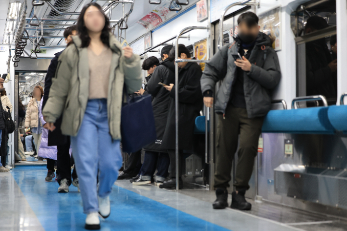 10일 오전 의자 없이 운행하는 서울 지하철 4호 열차에 승객이 탑승해 있다. 연합뉴스