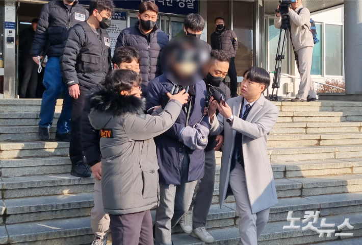 이재명 더불어민주당 대표 살인미수 혐의를 받는 피의자 김모씨가 부산 연제경찰서 유치장에서 나와 검찰에 송치되고 있다.  김혜민 기자 