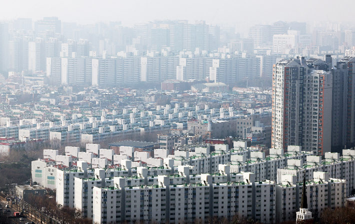 30년 이상 노후주택 안전진단 없이 재건축     (수원=연합뉴스) 홍기원 기자 = 아파트를 지은 지 30년이 넘었다면 안전진단 없이 재건축을 시작할 수 있도록 정부가 절차를 간소화하기로 했다.     재건축 연한 30년을 넘겼지만 안전진단을 통과하지 못한 단지는 서울에서는 노원·강남·강서·도봉, 경기에선 안산·수원·광명·평택 순으로 많다.     사진은 10일 오후 경기도 수원시 아파트 단지 밀집지역 모습. 2024.1.10     xanadu@yna.co.kr (끝)   연합뉴스