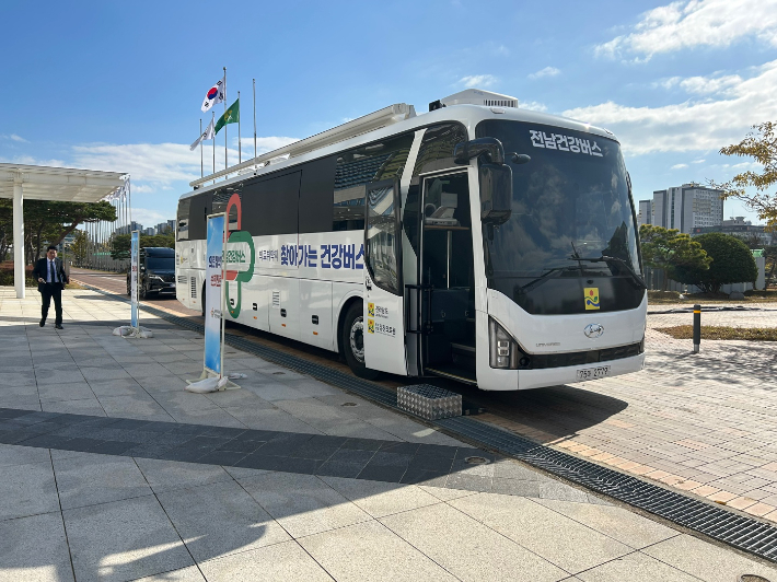 전남건강버스. 전라남도 제공