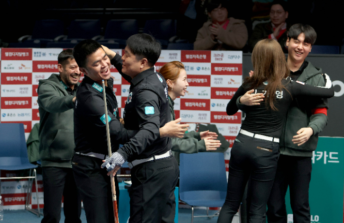 하나카드 선수들이 '웰컴저축은행 PBA 팀 리그 2023-24' 5라운드 SK렌터카와 경기에서 대역전승을 거둔 뒤 기뻐하고 있다. PBA