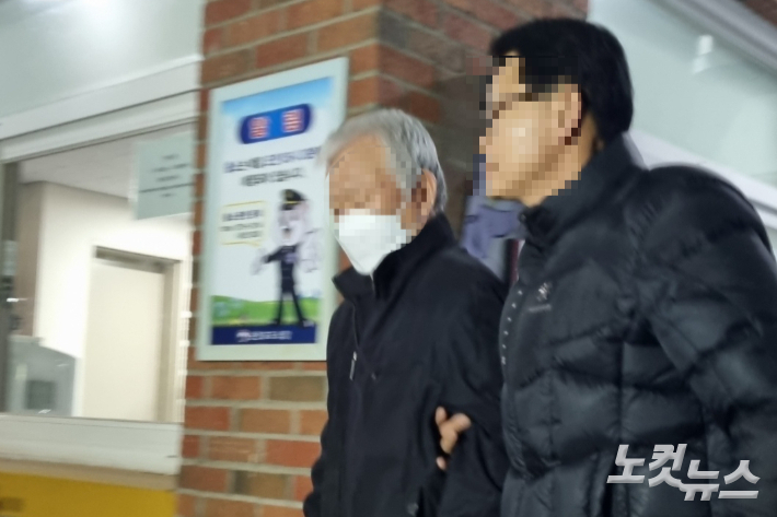 지난 4일 재심결정으로 15년 만에 출소한 백씨(왼쪽). 박사라 기자 