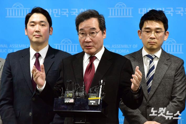 더불어민주당 이낙연 전 대표가 11일 서울 여의도 국회 소통관에서 탈당 및 신당 창당 계획 발표 기자회견을 마치고 취재진의 질문에 답변을 하고 있다.