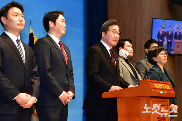 더불어민주당 이낙연 전 대표가 11일 서울 여의도 국회 소통관에서 탈당 및 신당 창당 계획 발표 기자회견을 하고 있다. 윤창원 기자