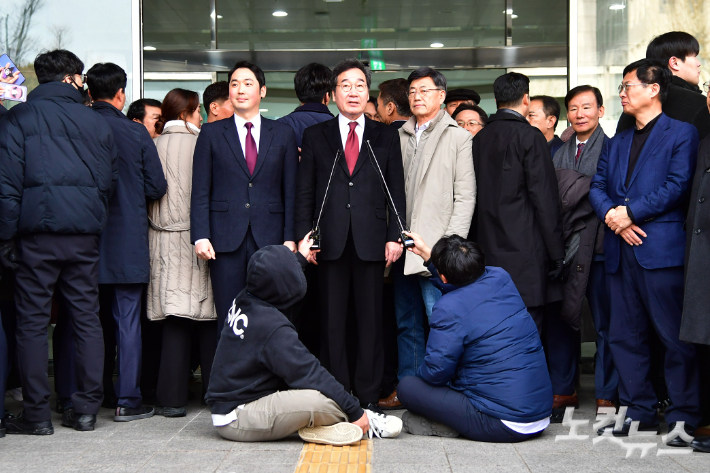 더불어민주당 이낙연 전 대표가 11일 서울 여의도 국회 소통관에서 탈당 및 신당 창당 계획 발표 기자회견을 마치고 나서며 발언을 하고 있다. 윤창원 기자