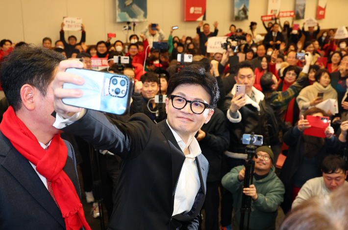 부산 찾은 한동훈의 셀카     (부산=연합뉴스) 손형주 기자 = 국민의힘 한동훈 비상대책위원장이 10일 오후 부산 벡스코에서 열린 부산 당원과의 만남에서 셀카를 찍고 있다. 2024.1.10     handbrother@yna.co.kr (끝)   연합뉴스