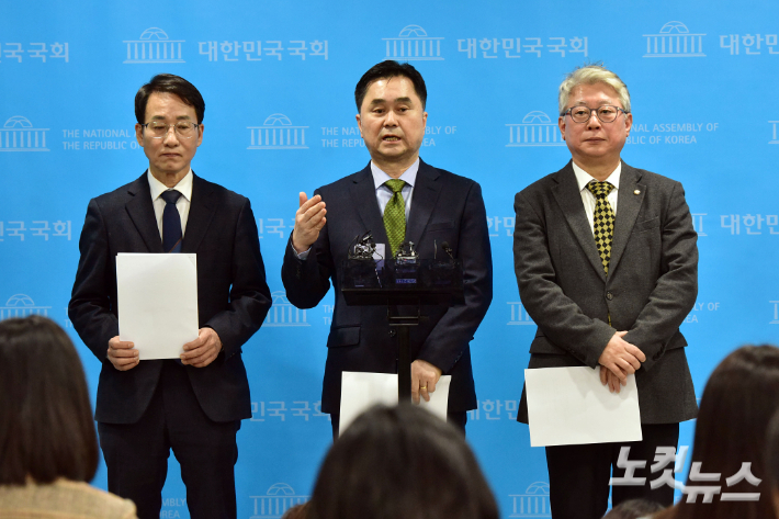 더불어민주당 비이재명계 모임인 '원칙과 상식'의 이원욱, 김종민, 조응천 의원이 지난 10일 서울 여의도 국회 소통관에서 탈당 기자회견을 마치고 취재진의 질문을 받고 있다. 윤창원 기자