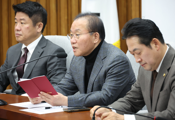 국민의힘 윤재옥 원내대표가 12일 국회에서 열린 원내대책회의에서 발언을 하고 있다. 연합뉴스