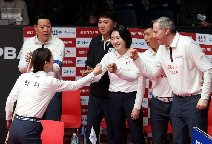 SK렌터카 선수들이 11일 '웰컴저축은행 PBA 팀 리그 2023-24' 하이원리조트와 경기에서 서로 격려하고 있다. PBA