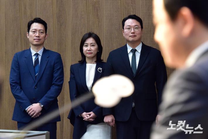 김용남, 탈당 및 개혁신당 합류 기자회견 바라보는 천하람-허은아-이기인