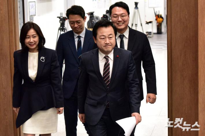 김용남, 탈당 및 개혁신당 합류 기자회견 동행하는 천하람-허은아-이기인