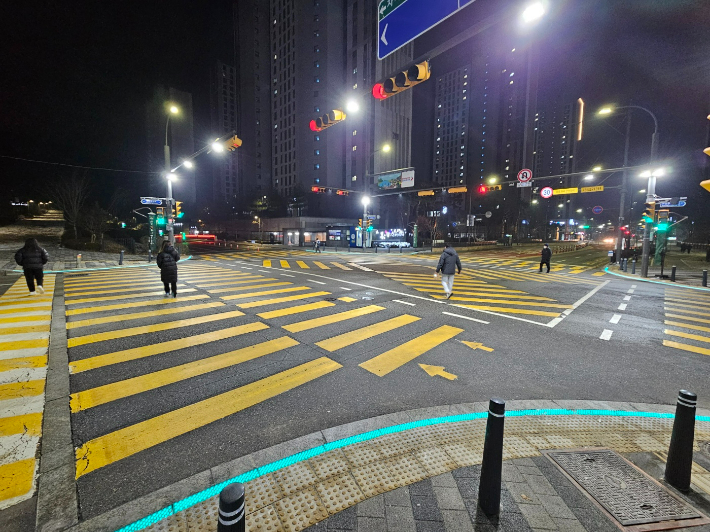 경기 오산시 다온초등학교 주변 LED 바닥 신호등. 오산시청 제공