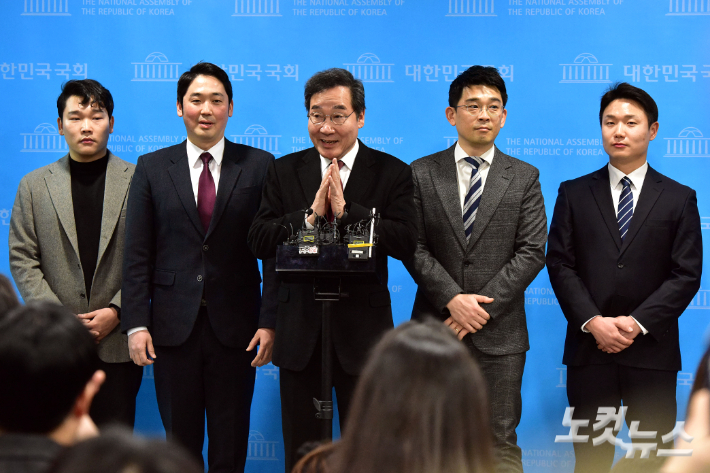 더불어민주당 이낙연 전 대표가 11일 서울 여의도 국회 소통관에서 탈당 및 신당 창당 계획 발표 기자회견을 마치고 취재진의 질문에 답변을 하고 있다. 윤창원 기자