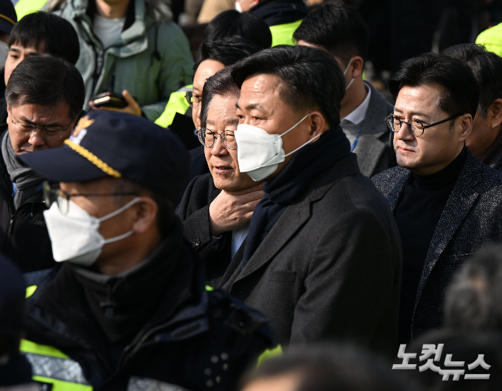 더불어민주당 이재명 대표가 지난 2일 부산 방문 중 피습 당한지 8일 만인 10일 오전 서울 종로구 서울대병원을 퇴원, 경호를 받으며 차량으로 향하고 있다. 황진환 기자