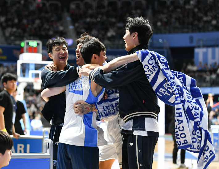 KCC 이근휘의 3점슛 콘테스트 우승에 기뻐하는 팀 동료들. KBL